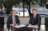 Takács Géza, a VSZT elnöke (balról) és Michal Keller, az ISF főtitkára aláírja a szerződést.