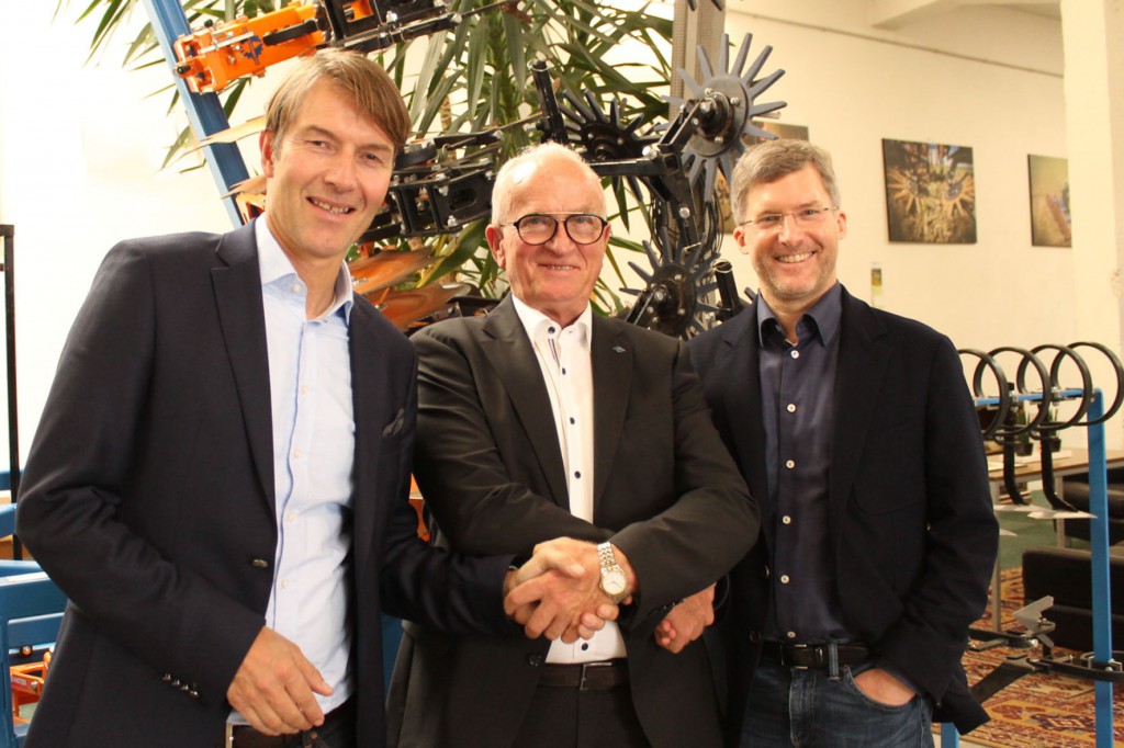Az AMAZONEN-WERKE H. Dreyer GmbH & Co. KG ügyvezetői: Christian Dreyer (balra) és Dr. Justus Dreyer (jobbra)  A Maschinenfabrik Schmotzer GmbH ügyvezetője: Ferdinand Wahl (középen)