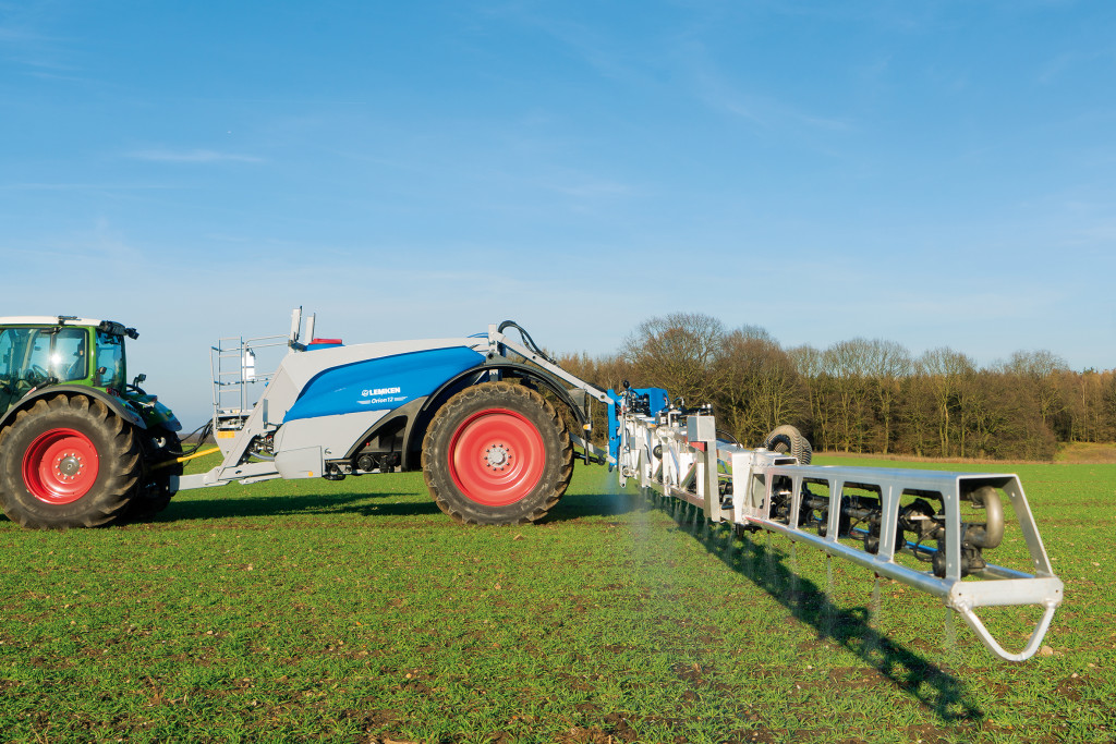 The new trailed field sprayer LEMKEN 