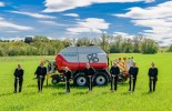 Together with the Management Team, the company owners lay the cornerstone for the new assembly plant.
From the left: Dr. Markus Baldinger, Jörg Lechner, Klaus and Heinz Pöttinger, Gregor Dietachmayr, Herbert Wagner, Wolfgang Moser