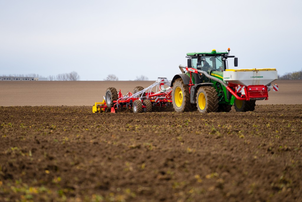 AMICO F front hopper and TERRIA with fertiliser equipment