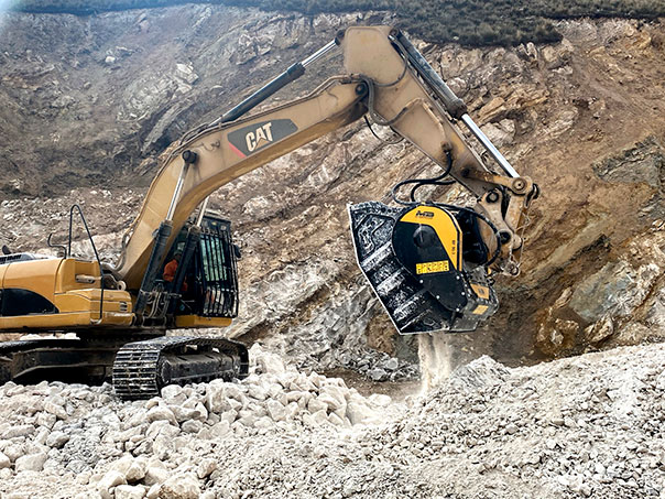 991_foto_1_bf90.3-caterpillar-325-peru-quarry-and-mining-chalk