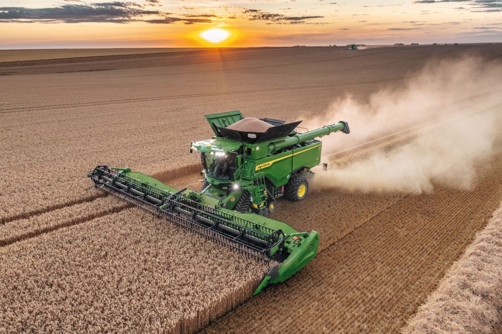 01_John_Deere_S7_900_Combine_Harvesting_Wheat