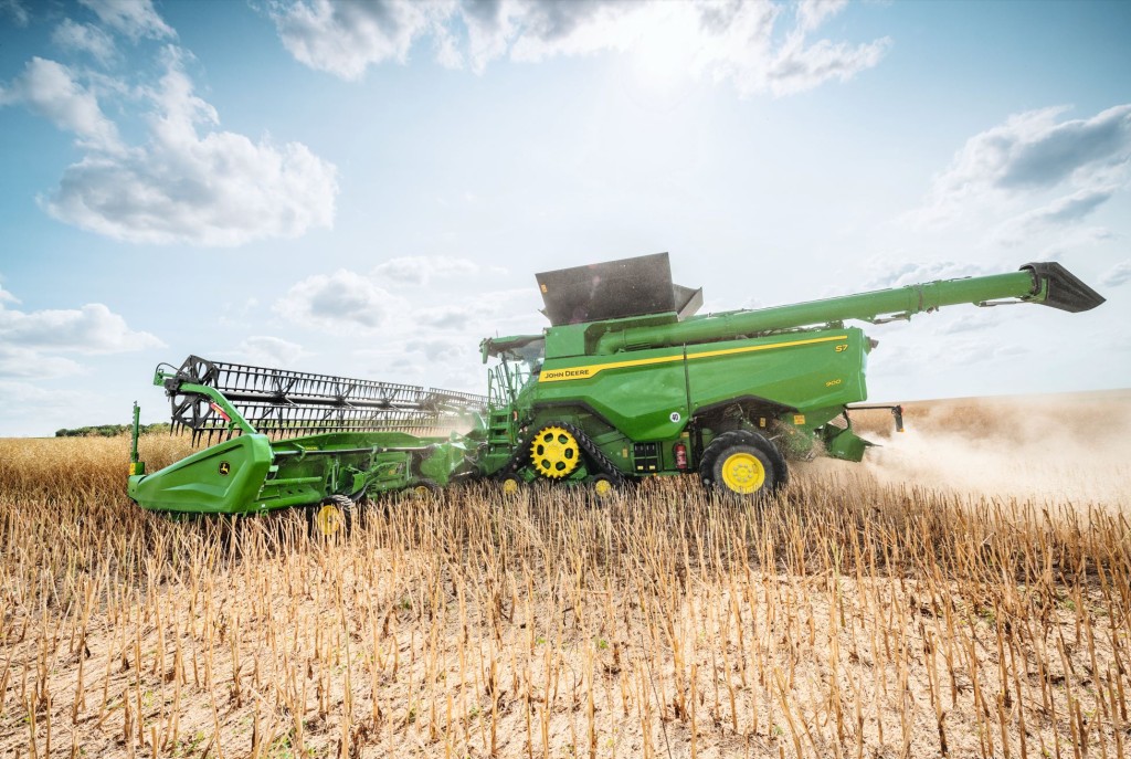 02__John_Deere_S7_900_Combine_Harvesting_Rapeseed