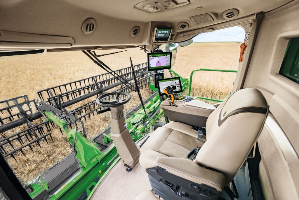 03_The_new_cab_of_the_S7_combine_with_the_G5Plus_CommandCenterTM_and_high-definition_corner_post_display